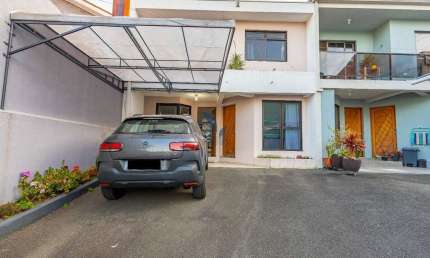 Casa em condomínio fechado com 3 quartos à venda na Rua Lourenço Volpi, 791, Santa Cândida, Curitiba por R$ 430.000