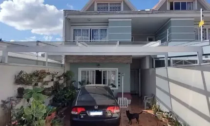 Sobrado triplex, 150m² construido, 3 quartos, suite, frente para rua, terreno de 5 x 25, xaxim, de 850 mil por 639.000