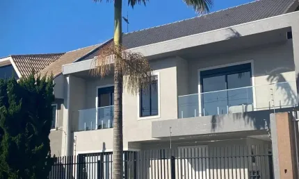 Casa alto padrão mobiliada e com amplo terreno no neoville