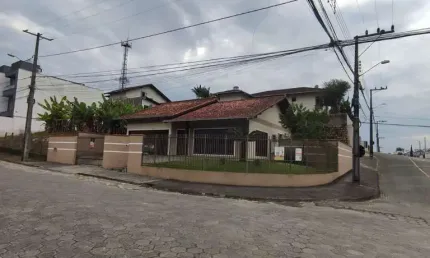 Residência averbada à venda em Joinville, bairro Floresta.