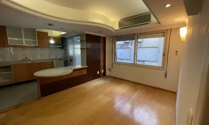 Descrição Apartamento 2 dormitórios e uma vaga, semi mobiliado, na Rua Vicente da Fountoura, Bela Vista, desocupado.  Conheça esta unidade, que tem peças amplas, cozinha montada. Tem ainda área de ser