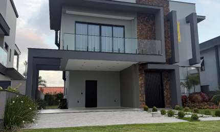 Casa alto padrão em condomínio fechado  no Rio Vermelho