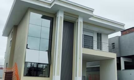 Casa em condomínio fechado em Florianópolis com móveis planejados