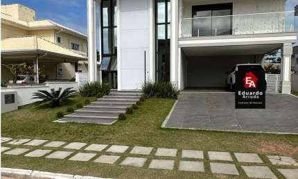Casa alto padrão em condomínio fechado semi mobiliado