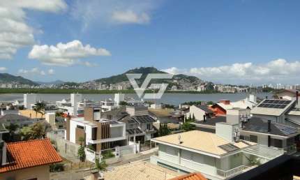 Vendo excelente e ensolarada casa de 470m2 no Condomínio Baía Norte