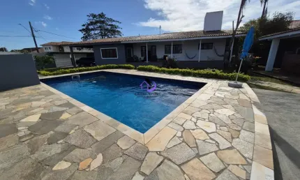 Casa estilo chacara lado praia com piscina e 800 metros de terreno em itanhaem