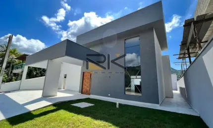 CASA EM CONDOMINIO FECHADO COM 4 DORMITÓRIOS SENDO 4 SUÍTES,2 VAGAS DE GARAGEM,VARANDA GOURMET COM CHURRASQUEIRA E PISCINA.