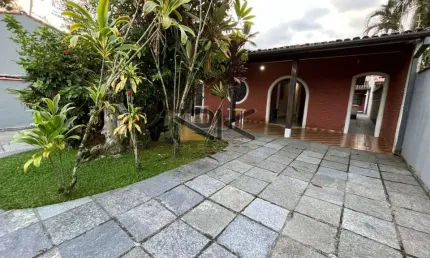CASA COM 3 DORMITÓRIOS SENDO 1 SUÍTE,4 VAGAS DE GARAGEM,EDÍCULA NOS FUNDOS COM SALA,COZINHA,1 DORMITÓRIO E 1 BANHEIRO