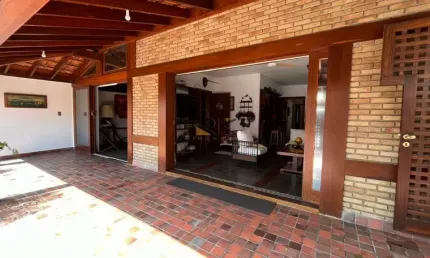 Casa com ampla sala 2 ambientes,3 dormitórios sendo uma suíte,edícula com mais 2 dormitórios e 1 banheiro,2 vagas de garagem