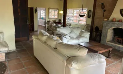 CASA EM CONDOMINIO COM 4 DORMITÓRIOS SENDO 1 SUÍTES,2 VAGAS DE GARAGEM,VARANDA GOURMET COM CHURRASQUEIRA