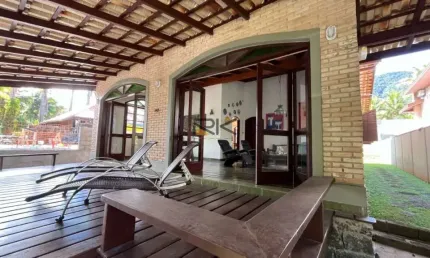 CASA EM CONDOMINIO FECHADO COM 3 DORMITÓRIOS,2 VAGAS DE GARAGEM,SALA 2 AMBIENTES