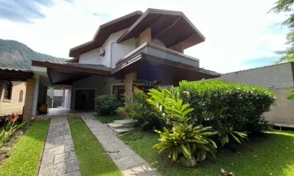 CASA EM CONDOMÍNIO COM 6 SUÍTES,SALA DE ESTAR E JANTAR,SALA DE TV,30 METROS DA ORLA,3 VAGAS DE GARAGEM