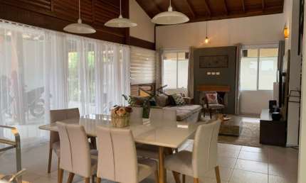 CASA EM CONDOMINIO FECHADO COM 4 DORMITÓRIOS SENDO 2 SUÍTES,2 VAGAS DE GARAGEM,SALA 2 AMBIENTES