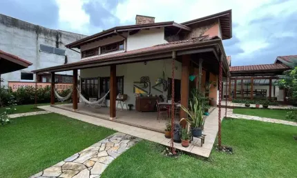 CASA EM CONDOMINIO FECHADO COM 4 DORMITÓRIOS SENDO 1 SUÍTES,2 VAGAS DE GARAGEM,VARANDA GOURMET COM CHURRASQUEIRA E PISCINA.