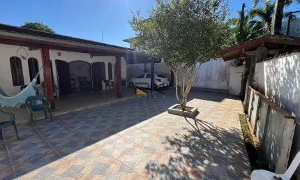 CASA EM CONDOMINIO COM 4 DORMITÓRIOS,4 VAGAS DE GARAGEM,VARANDA GOURMET COM CHURRASQUEIRA E PISCINA.