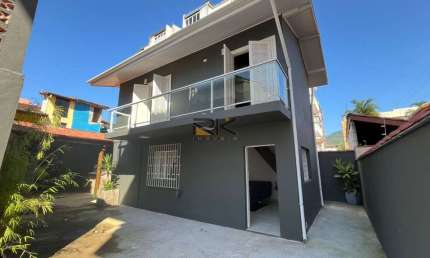 SOBRADO NO ITAGUÁ 2 dormitórios,3 banheiros,sala de estar e varanda gourmet com cozinha integrada