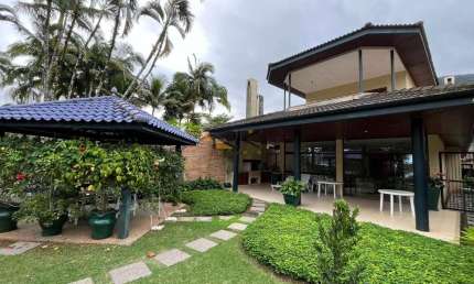 CASA EM CONDOMINIO FECHADO COM 4 SUÍTES,5 VAGAS DE GARAGEM,VARANDA GOURMET COM CHURRASQUEIRA,SALA COM 2 AMBIENTES E SALA DE ESTAR.
