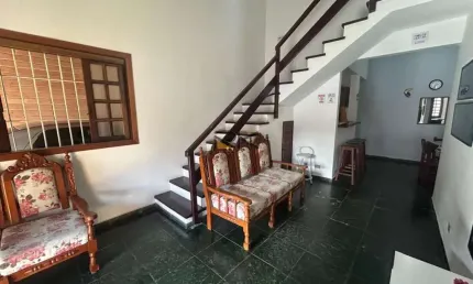 CASA NO BAIRRO DA ESTUFA 1 COM 3 DORMITÓRIOS SENDO 2 SUÍTES,1 BANHEIRO SOCIAL,VARANDA