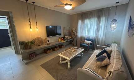 APARTAMENTO NAS TONINHAS COM 2 DORMITÓRIOS,SALA DE ESTAR E 80 METROS DA PRAIA