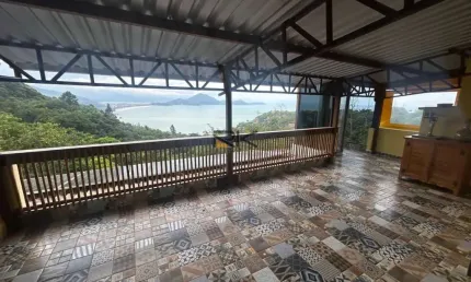 CASA EM CONDOMINIO COM 5 DORMITÓRIOS,4 VAGAS DE GARAGEM,VARANDA GOURMET COM CHURRASQUEIRA E PISCINA COM VISTA PARA O MAR