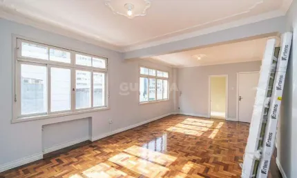 Apartamento com sacada ampla e 3 dormitórios no bairro Centro Histórico.