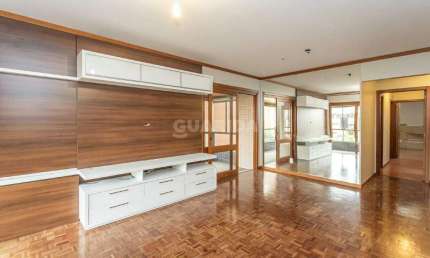 Amplo e arejado apartamento de 3 dormitórios, sendo 1 suíte no bairro Petrópolis !