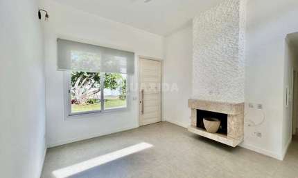 Casa Residencial com 3 dormitórios, sendo 1 suíte, para alugar no bairro Hipica