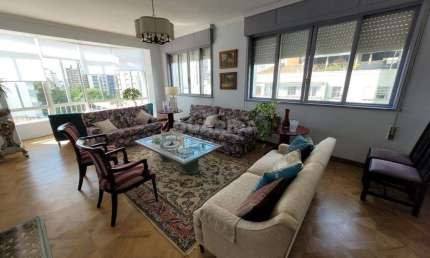 Apartamento mobiliado com 4 dormitórios, sendo 1 suíte com closet, no bairro Moinhos de Vento