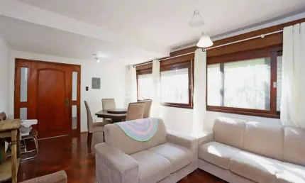 Casa com piscina, ampla e muito bem localizada no bairro partenon para alugar!