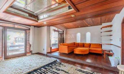 Casa Residencial/Sobrado com 6 dormitórios, sendo 1 suíte, e 3 vagas de garagem no bairro Tristeza