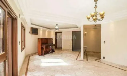 Casa com 3 dormitórios, sendo 1 suíte, e 2 vagas de garagem no bairro Menino Deus
