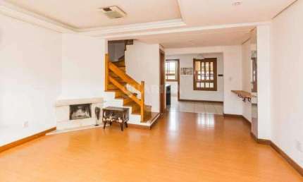 Casa Residencial com 3 dormitórios e 4 vagas de garagem, no bairro Jardim Itú Sabará