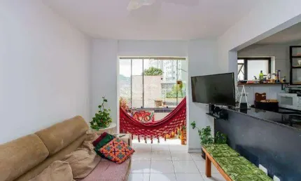 Apartamento com 2 dormitórios e 1 vaga de garagem no Bairro Glória
