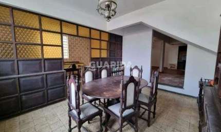 Casa Residencial com 3 dormitórios, semimobiliada, e 3 vagas de garagem no bairro Tristeza