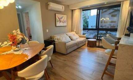 Apartamento mobiliado com 2 dormitórios, sendo 1 suíte, e 1 vaga de garagem no bairro Petrópolis