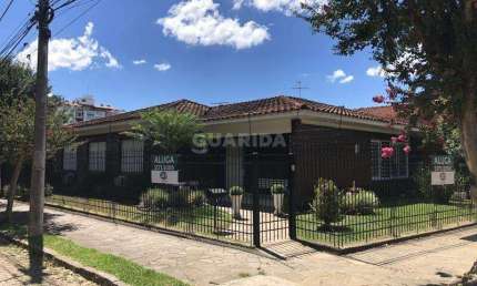 Casa Residencial com 3 dormitórios, sendo 1 suíte, no bairro Jardim Lindóia