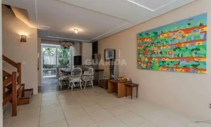 Casa em Condomínio com 4 dormitórios, sendo 2 suítes, e 2 vagas de garagem no bairro Chácara das Pedras
