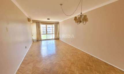 Apartamento com 3 dormitórios, sendo 2 suítes, e 1 vaga de garagem no bairro Moinhos de Ventos