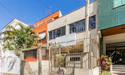 Casa Residencial/Sobrado com 8 dormitórios, sendo 1 suíte, e 2 vagas de garagem no bairro Bela Vista