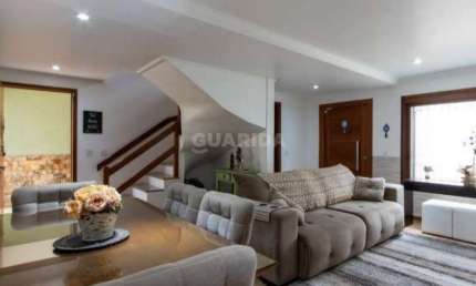 Casa Residencial com 3 dormitórios, sendo 1 suíte, e 4 vagas de garagem no bairro Tristeza