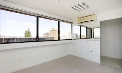 Conjunto comercial com 1 vaga de garagem no bairro Petrópolis