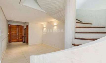 Casa Residencial com 4 dormitórios, sendo 2 suítes, e 4 vagas de garagem no Bairro Cristal
