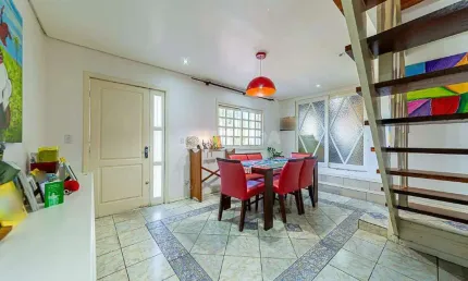 Casa com 3 dormitórios e 2 vagas de garagem, no bairro Cristo Redentor