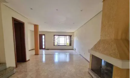 Casa em Condomínio com 4 dormitórios, sendo 1 suíte, e 2 vagas de garagem no bairro Camaquã
