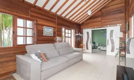 Casa Residencial com 2 dormitórios, sendo 1 suíte, e 3 vagas de garagem no bairro Espírito Santo