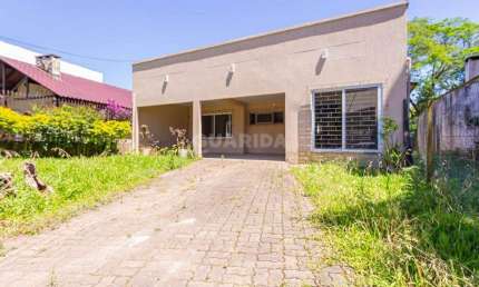 Casa residencial com 4 dormitórios, sendo 1 suíte, e 2 vagas de garagem no bairro Ipanema