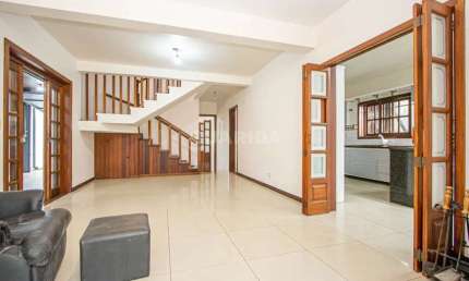 Casa residencial com 5 dormitórios e 6 vagas de garagem no bairro Jardim Itu Sabará
