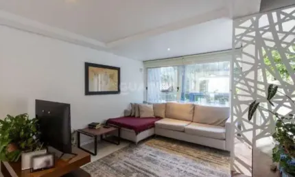 Casa Residencial com 2 dormitórios, sendo 1 suíte, e 3 vagas de garagem no bairro Cristal