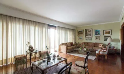 Apartamento com 3 dormitórios, sendo 1 suíte, e 2 vagas de garagem no bairro Petrópolis