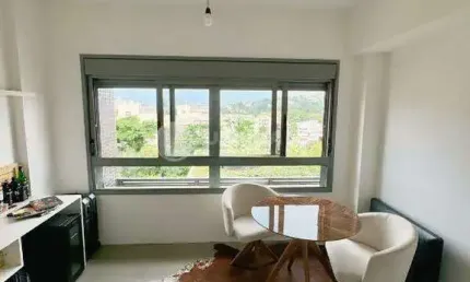 Apartamento estilo loft, mobiliado, e com 1 vaga de garagem, no bairro Teresópolis
